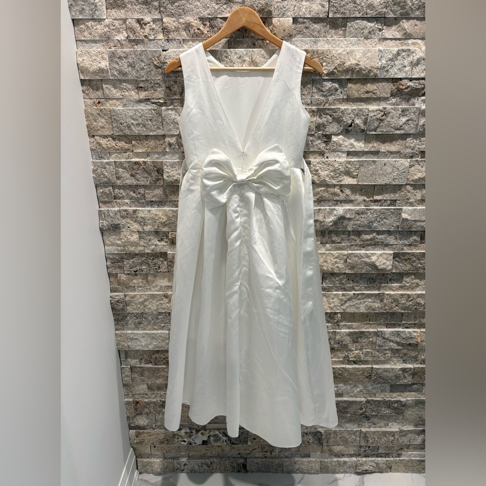 Elegant White Sleeveless Dress size 12 Y excellent condition need out ASAP
